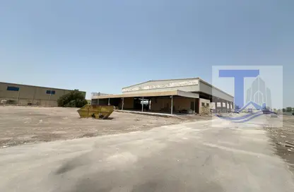 Warehouse - Studio - 4 Bathrooms for rent in Mussafah Industrial Area - Mussafah - Abu Dhabi