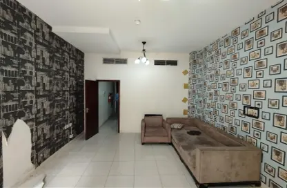 صورة لـ غرفة المعيشة شقة - 1 حمام للايجار في مجمع مويلح - تجارية مويلح - الشارقة ، صورة رقم 1