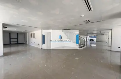 Full Floor - Studio - 4 Bathrooms for rent in Airport Road - Abu Dhabi