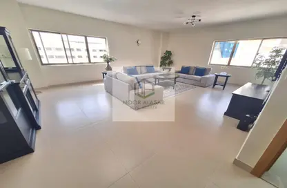 Apartment - 3 Bedrooms - 3 Bathrooms for rent in Al Ashrafiya Building - Al Muraqqabat - Deira - Dubai