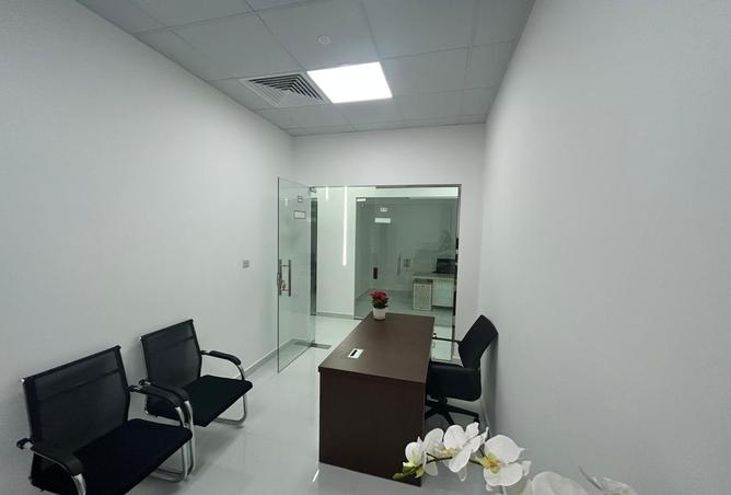 Office Space - Studio - 1 Bathroom for rent in Red Avenue - Al Garhoud - Dubai