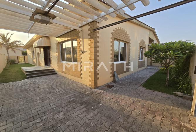 Villa - 3 Bedrooms - 3 Bathrooms for rent in Umm Suqeim 2 Villas - Umm Suqeim 2 - Umm Suqeim - Dubai