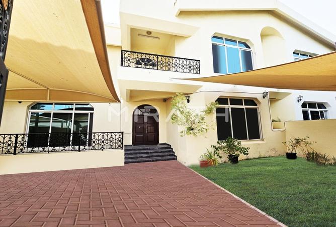 Villa - 4 Bedrooms - 5 Bathrooms for rent in Jumeirah 1 Villas - Jumeirah 1 - Jumeirah - Dubai