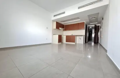 Apartment - Studio - 1 Bathroom for rent in Future tower 1 - Al Khan - Sharjah