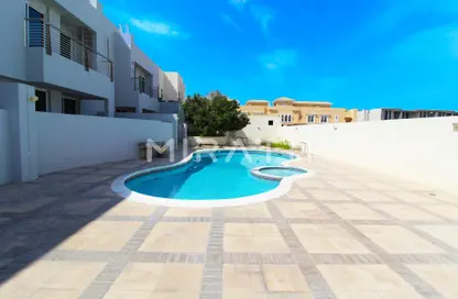 Villa - 4 Bedrooms - 5 Bathrooms for rent in Jumeirah 1 Villas - Jumeirah 1 - Jumeirah - Dubai