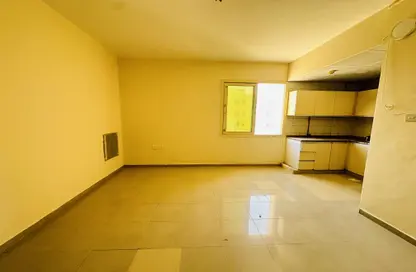 Apartment - 1 Bathroom for rent in Muwaileh 3 Building - Muwaileh - Sharjah