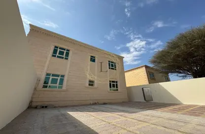 Villa - 5 Bedrooms - 4 Bathrooms for rent in Um Ghaffa - Al Ain