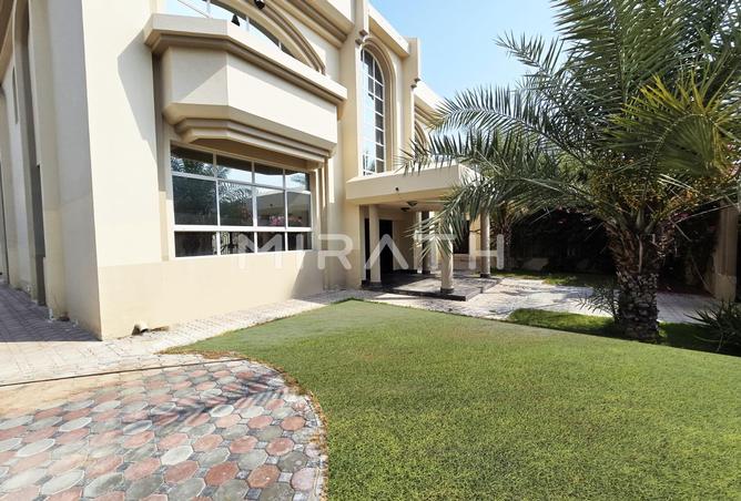 Villa - 4 Bedrooms - 5 Bathrooms for rent in Jumeirah 1 Villas - Jumeirah 1 - Jumeirah - Dubai