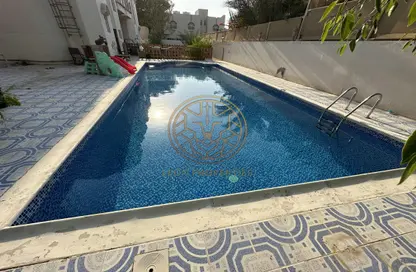 Villa - 4 Bedrooms - 5 Bathrooms for rent in Al Garhoud - Dubai