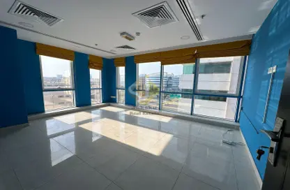 مكتب - استوديو - 2 حمامات للايجار في بناية أم اي هرير - الكرامة - دبي