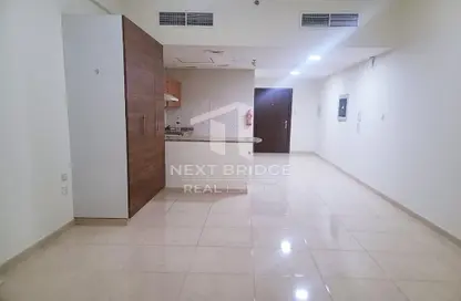 Apartment - 1 Bathroom for rent in Ajmal Sarah Tower - Dubai Residence Complex - Dubai