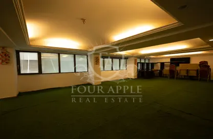 Retail - Studio - 2 Bathrooms for rent in Baniyas Square - Deira - Dubai