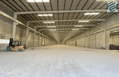 Warehouse - Studio - 4 Bathrooms for rent in Al Sajaa - Sharjah