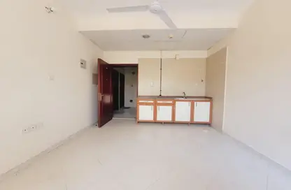 Apartment - 1 Bathroom for rent in Fire Station Road - Muwaileh - Sharjah