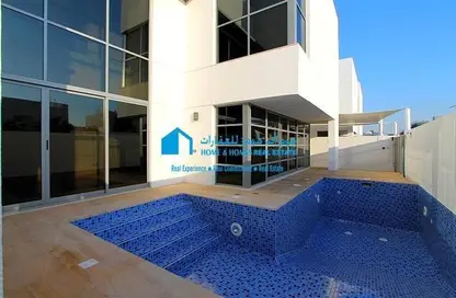 Villa - 5 Bedrooms - 6 Bathrooms for rent in Umm Suqeim 2 - Umm Suqeim - Dubai