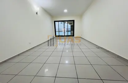 Apartment - 1 Bathroom for rent in Al Hudaiba Award Building - Al Mina - Dubai