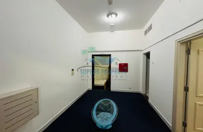 Apartment - 1 Bathroom for rent in Tourist Club Area - Abu Dhabi