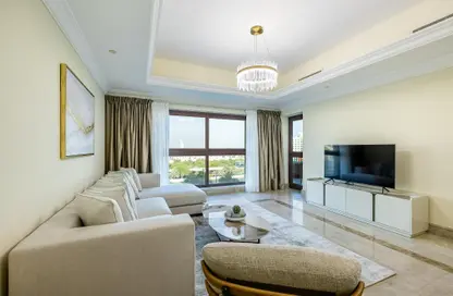 Living Room image for: Apartment - 1 Bedroom - 2 Bathrooms for rent in The Fairmont Palm Residence South - The Fairmont Palm Residences - Palm Jumeirah - Dubai, Image 1