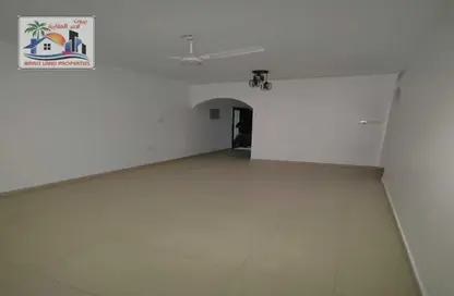 Apartment - 2 Bedrooms - 2 Bathrooms for rent in Al Qulaya'ah - Al Sharq - Sharjah