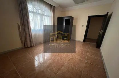 Apartment - 3 Bedrooms - 3 Bathrooms for rent in Hai Al Qalaa - Al Jaheli - Al Ain