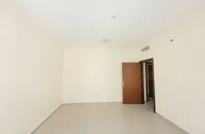 Empty Room image for: Apartment - 1 Bedroom - 3 Bathrooms for rent in Muweileh Community - Muwaileh Commercial - Sharjah, Image 1