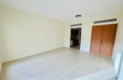 Apartment - 1 Bedroom - 2 Bathrooms for rent in The Gardens Buildings - The Gardens - Dubai