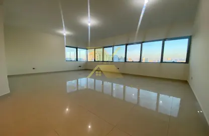 Apartment - 3 Bedrooms - 5 Bathrooms for rent in Madinat Zayed - Abu Dhabi