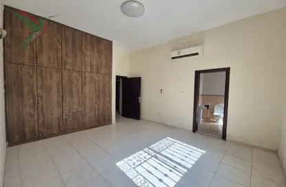 Apartment - 2 Bedrooms - 3 Bathrooms for rent in Al Dafeinah - Asharej - Al Ain