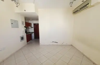 Apartment - 1 Bathroom for rent in Muwaileh Commercial - Sharjah