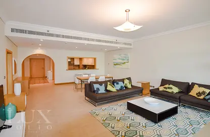 Living Room image for: Apartment - 2 Bedrooms - 3 Bathrooms for rent in Al Das - Shoreline Apartments - Palm Jumeirah - Dubai, Image 1