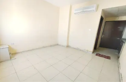 Apartment - 1 Bathroom for rent in Muwaileh 3 Building - Muwaileh - Sharjah