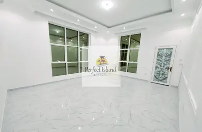 Empty Room image for: Apartment - 1 Bathroom for rent in Baniyas East - Baniyas - Abu Dhabi, Image 1