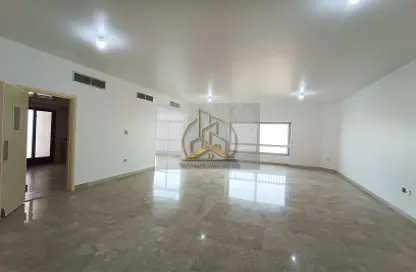 شقة - 2 غرف نوم - 3 حمامات للايجار في شارع الكورنيش - أبوظبي