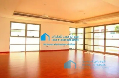 Villa - 5 Bedrooms - 6 Bathrooms for rent in Umm Suqeim 2 - Umm Suqeim - Dubai