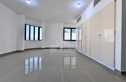 Apartment - 4 Bedrooms - 5 Bathrooms for rent in Khalifa Street - Abu Dhabi