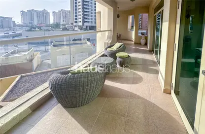 Apartment - 3 Bedrooms - 4 Bathrooms for rent in Shoreline Apartments - Palm Jumeirah - Dubai