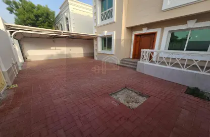 Villa - 4 Bedrooms - 5 Bathrooms for rent in Al Garhoud - Dubai