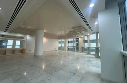 Apartment - 4 Bedrooms - 4 Bathrooms for rent in Wave tower - Corniche Road - Abu Dhabi