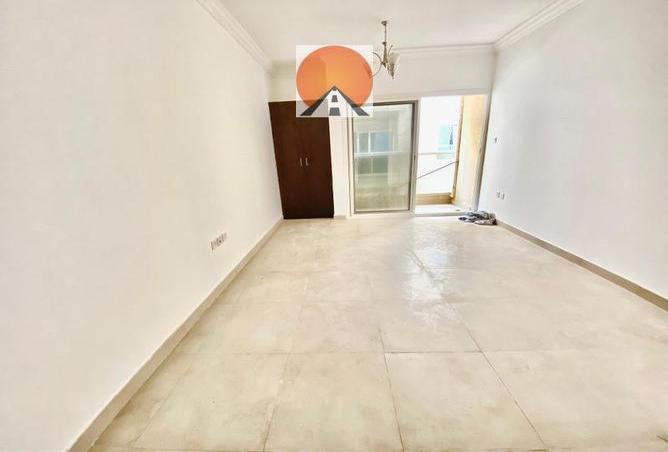 Apartment - 1 Bedroom - 2 Bathrooms for rent in Muwaileh 29 Building - Muwaileh - Sharjah