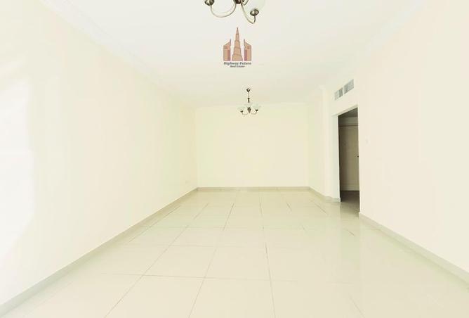 Apartment - 3 Bedrooms - 3 Bathrooms for rent in Muwaileh Commercial - Sharjah