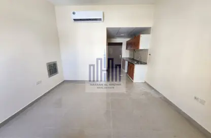 Apartment - 1 Bathroom for rent in Muwaileh 3 Building - Muwaileh - Sharjah