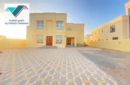 Villa - 5 Bedrooms for rent in Madinat Al Riyad - Abu Dhabi