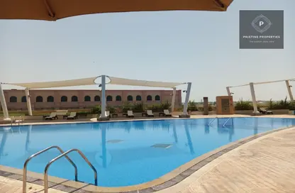 صورة لـ حوض سباحة شقة - 2 غرف نوم - 3 حمامات للايجار في يونايتد سكوير - الخالدية - أبوظبي ، صورة رقم 1
