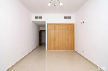 شقة - غرفة نوم - 2 حمامات للايجار في البرشاء - دبي