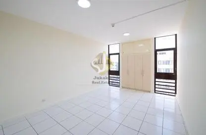 Apartment - 3 Bedrooms - 3 Bathrooms for rent in Al Muraqqabat - Deira - Dubai