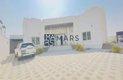 Villa - 4 Bedrooms - 6 Bathrooms for rent in Al Suyoh - Sharjah