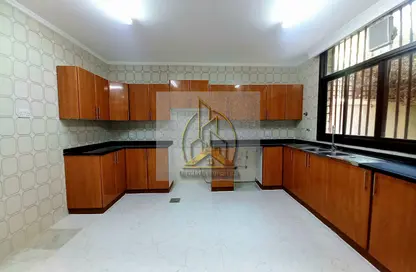 Villa - 4 Bedrooms - 5 Bathrooms for rent in Cornich Al Khalidiya - Al Khalidiya - Abu Dhabi