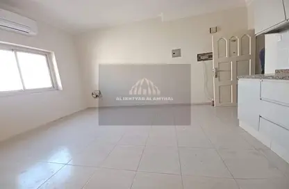 Apartment - 1 Bathroom for rent in Muwaileh 3 Building - Muwaileh - Sharjah