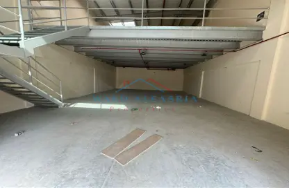 Warehouse - Studio - 1 Bathroom for rent in Al Khabisi - Deira - Dubai