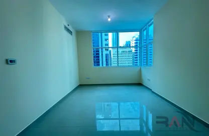 شقة - 2 غرف نوم - 3 حمامات للايجار في برج بلو تاور - شارع خليفة - أبوظبي